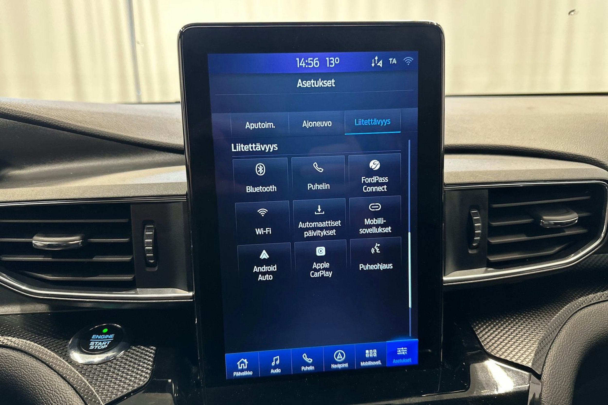 valkoinen Ford Explorer 2021 kuva 23.