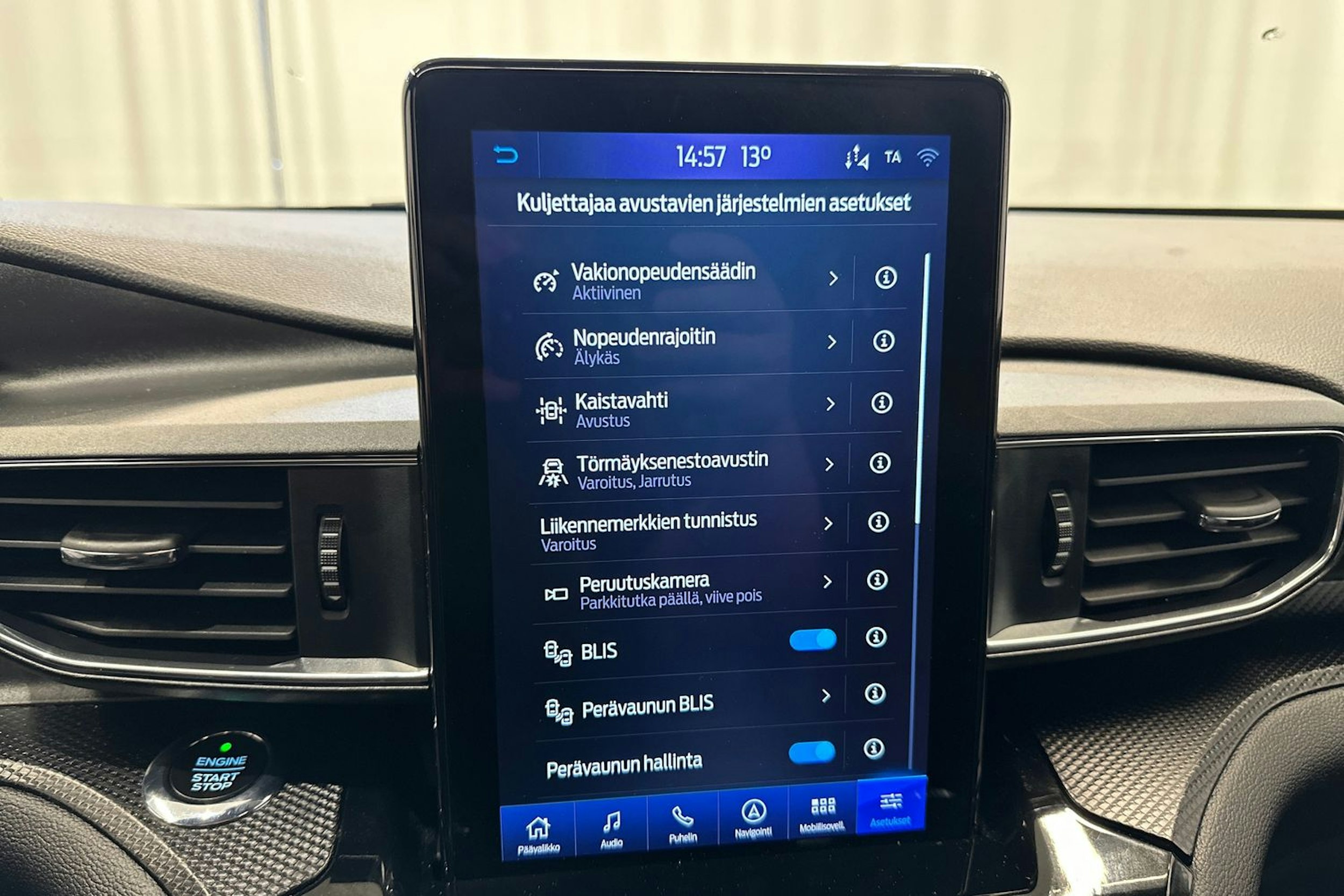valkoinen Ford Explorer 2021 kuva 24.