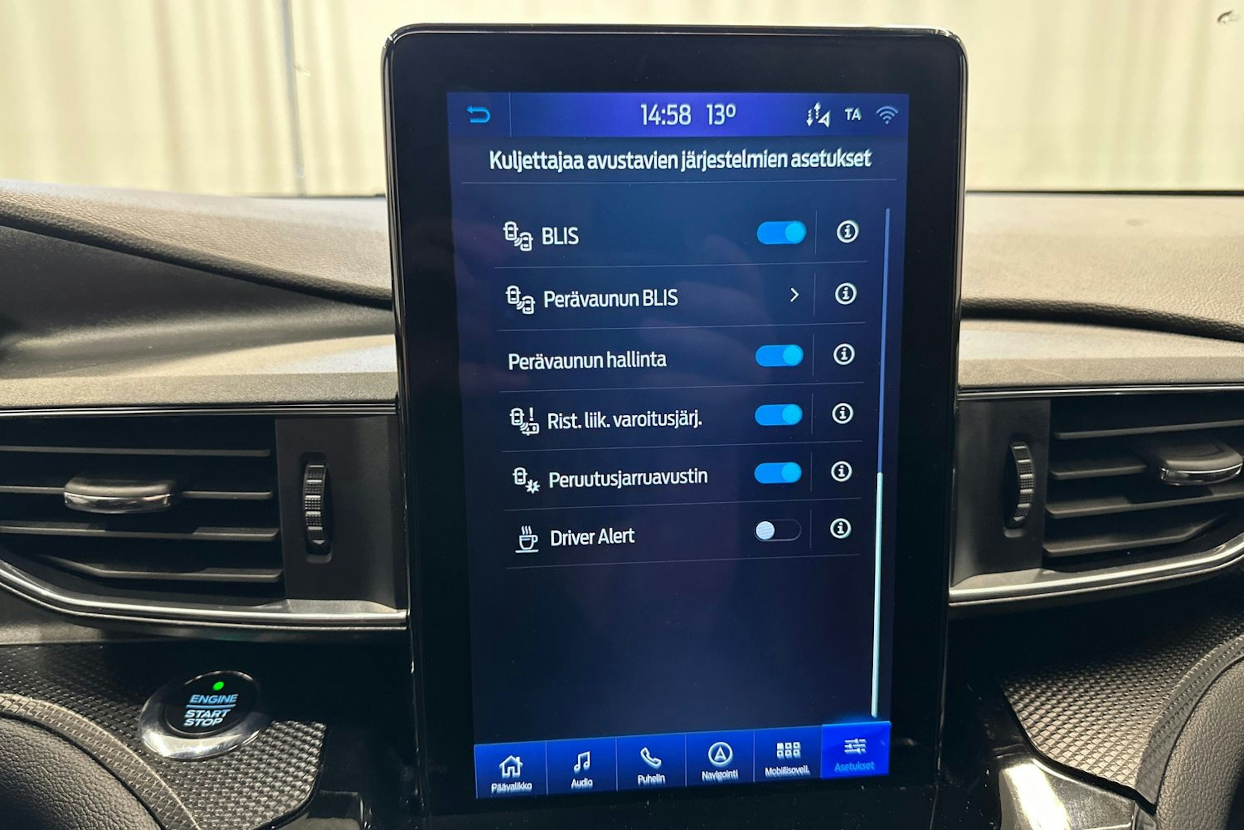 valkoinen Ford Explorer 2021 kuva 25.