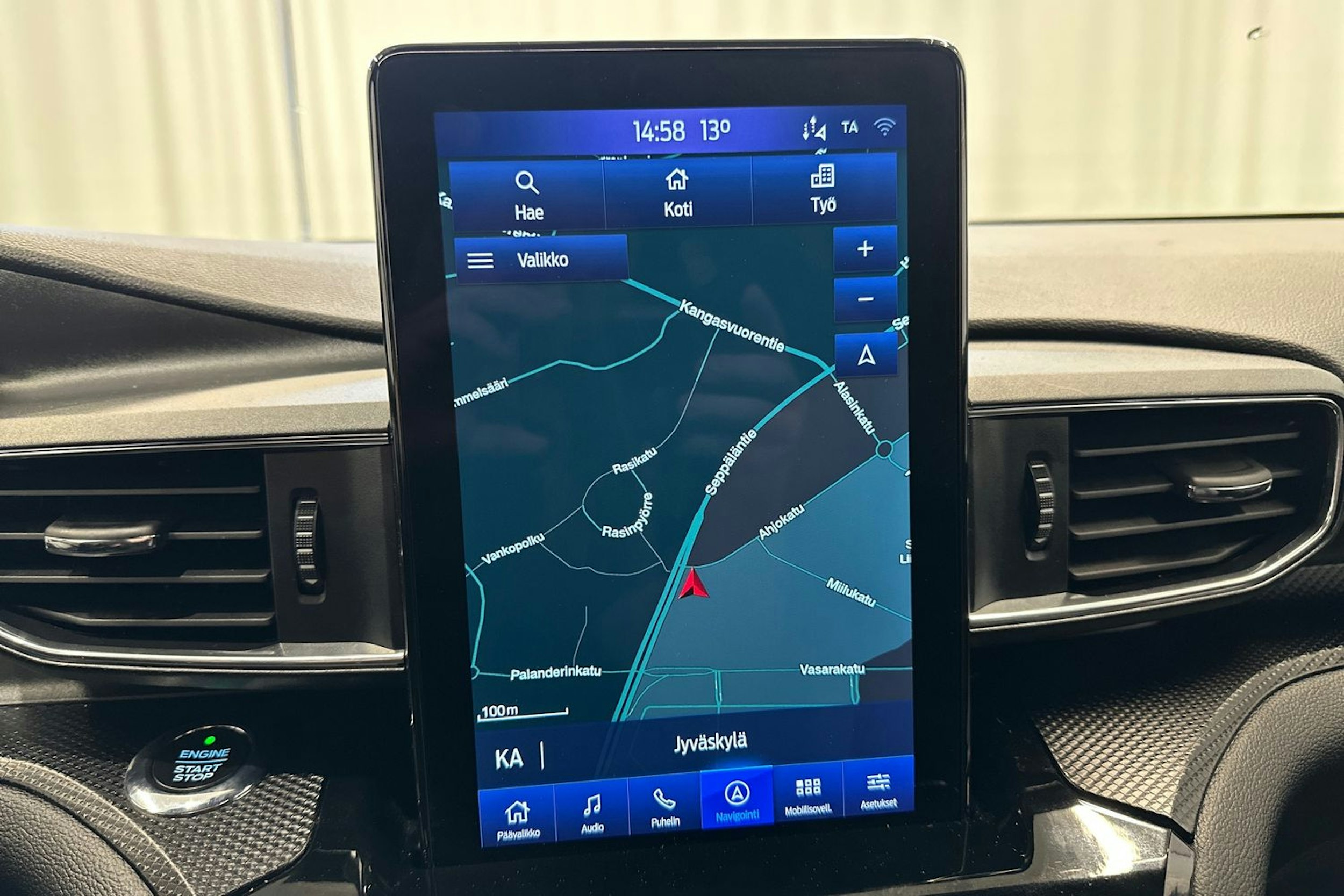 valkoinen Ford Explorer 2021 kuva 26.