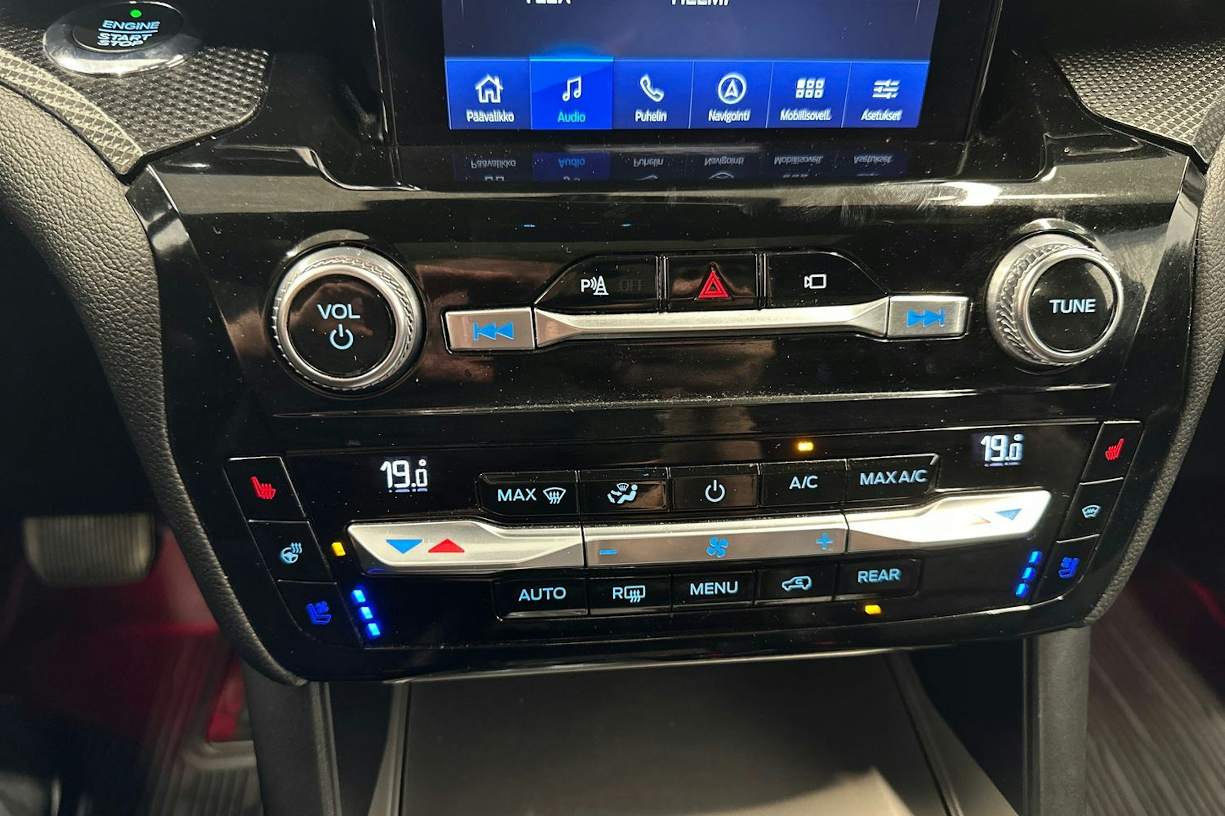 valkoinen Ford Explorer 2021 kuva 28.