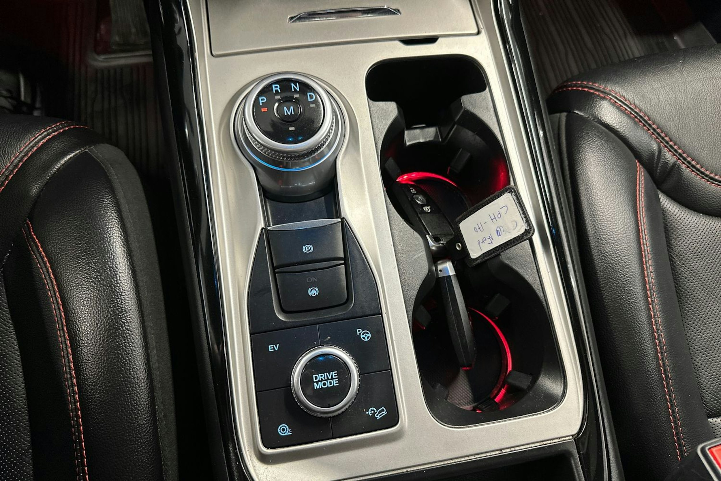 valkoinen Ford Explorer 2021 kuva 29.