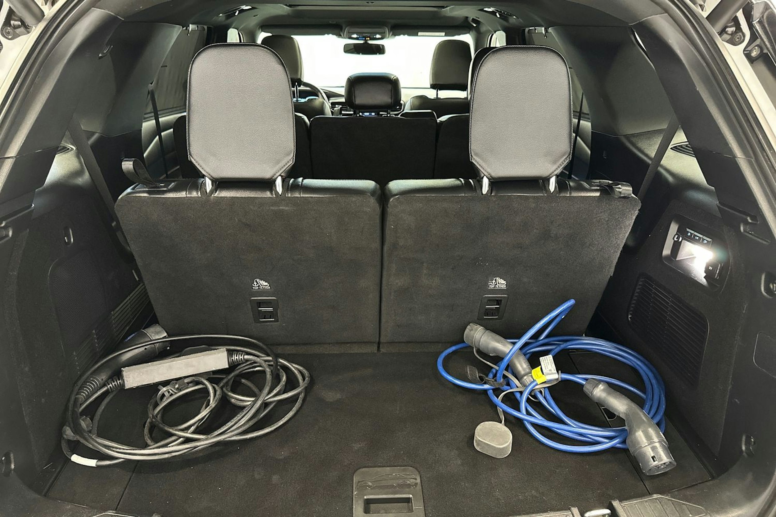 valkoinen Ford Explorer 2021 kuva 30.