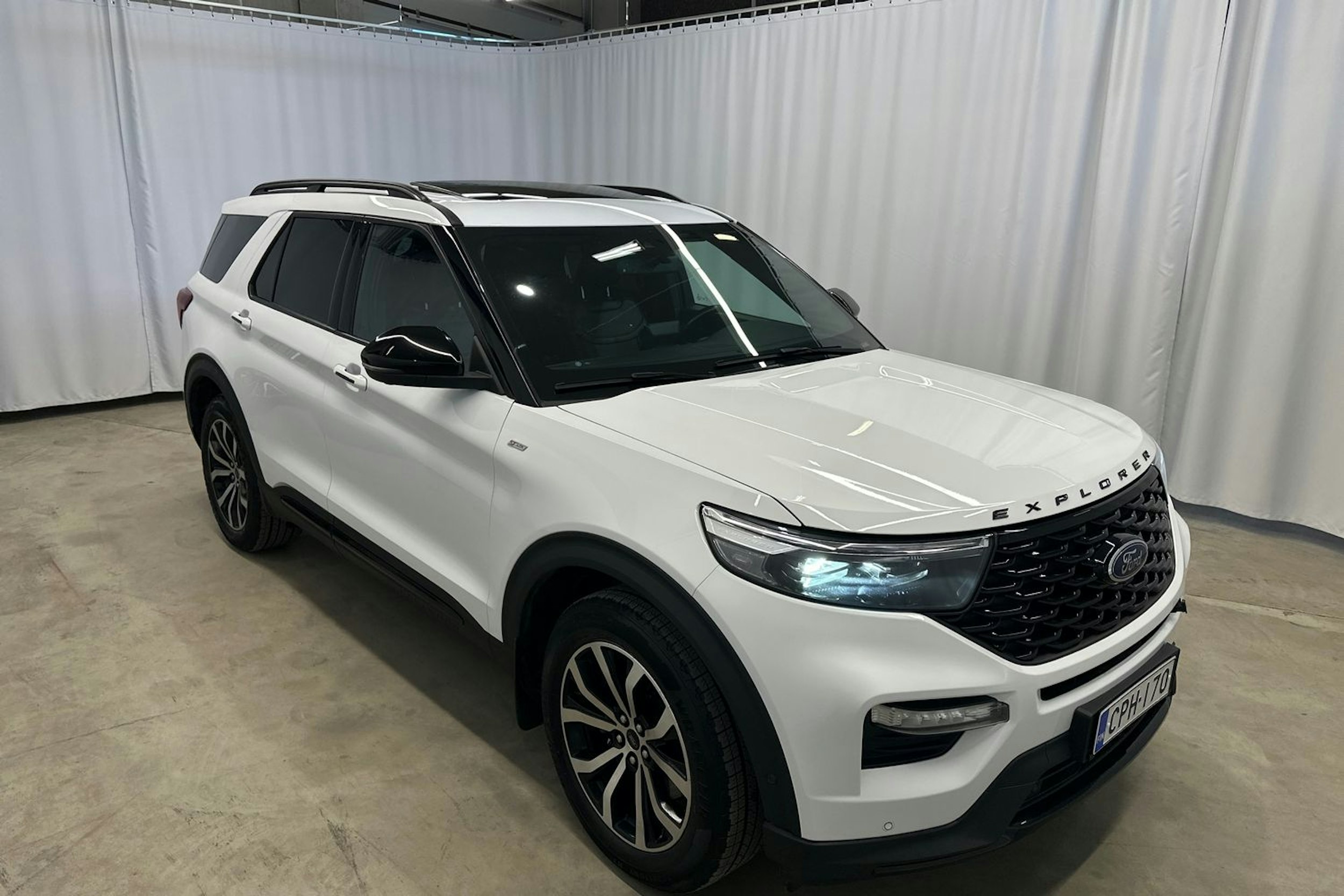 valkoinen Ford Explorer 2021 kuva 31.