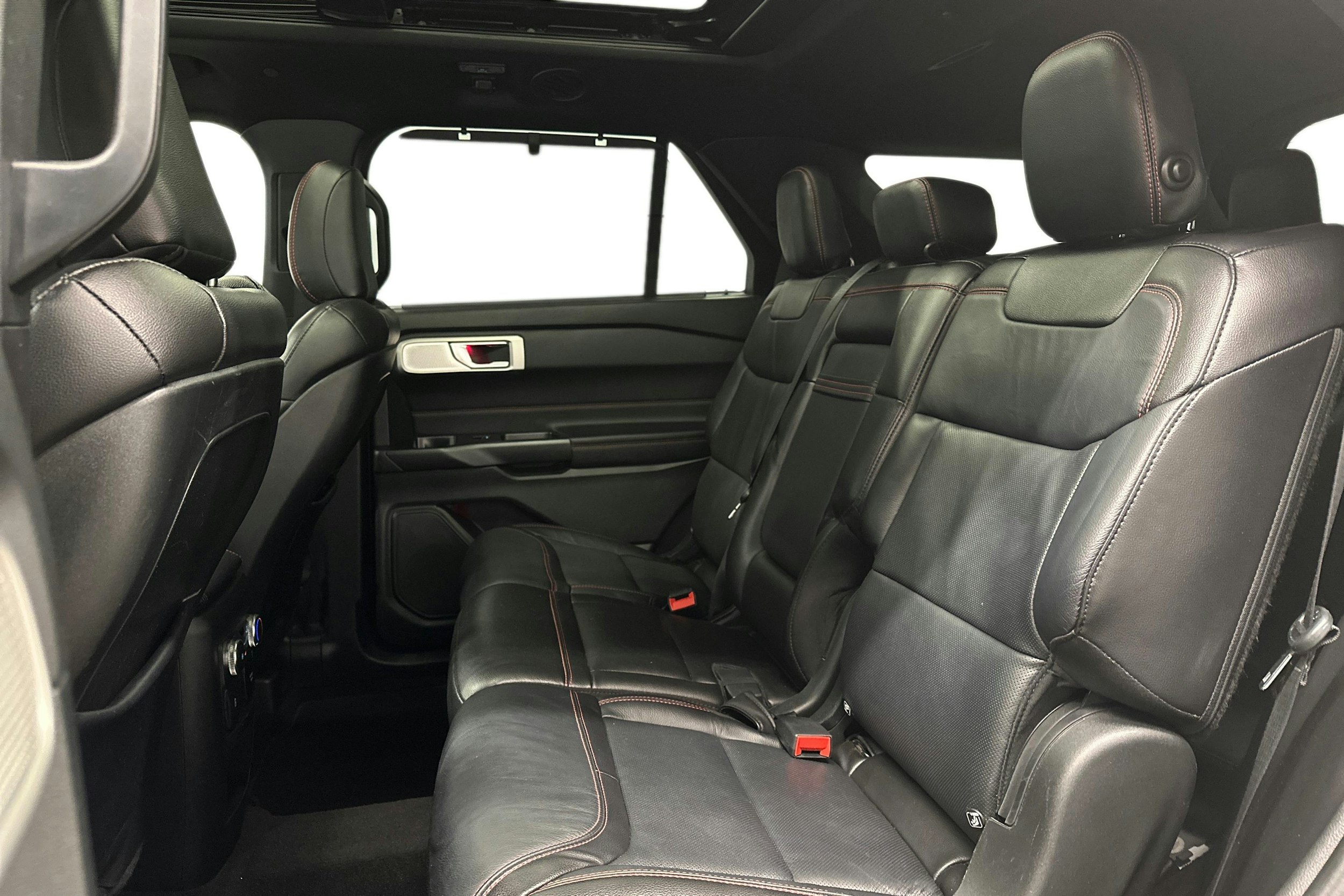 valkoinen Ford Explorer 2021 kuva 11.