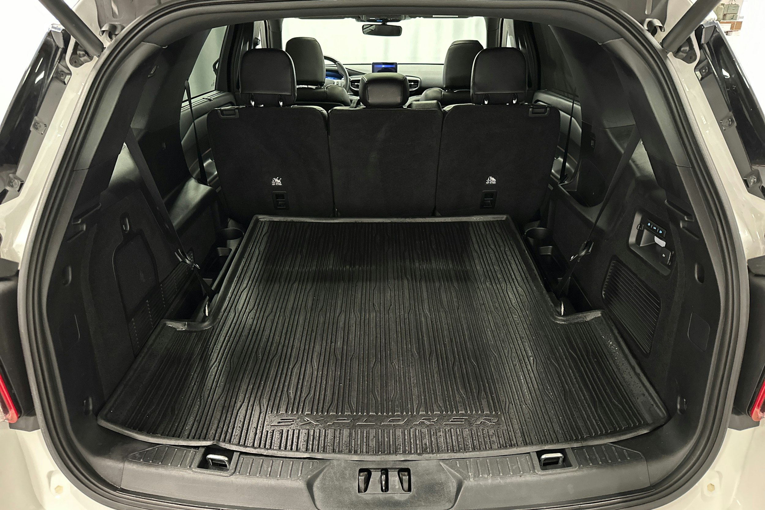 valkoinen Ford Explorer 2021 kuva 13.