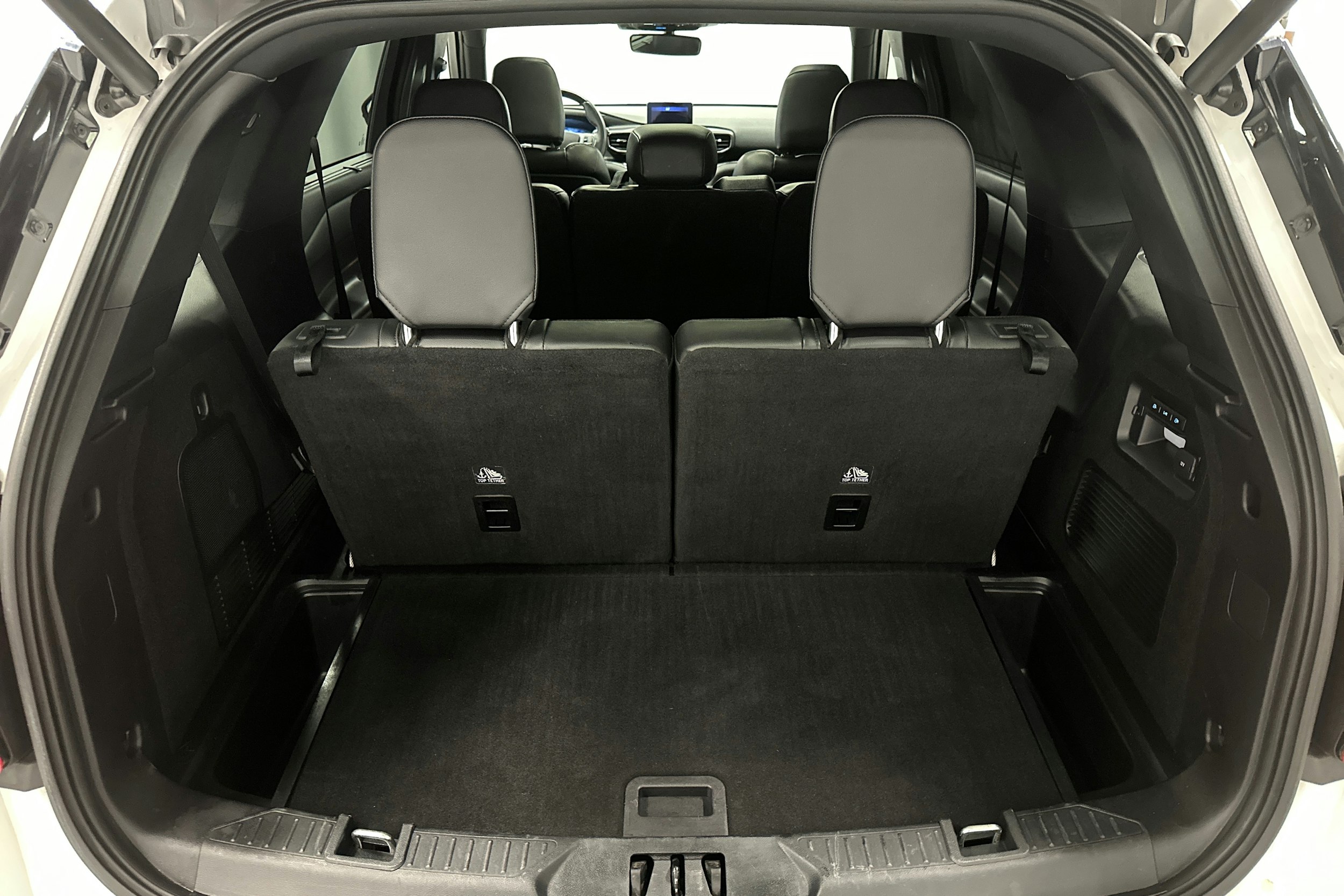 valkoinen Ford Explorer 2021 kuva 14.