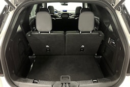 valkoinen Ford Explorer 2021 kuva 14.