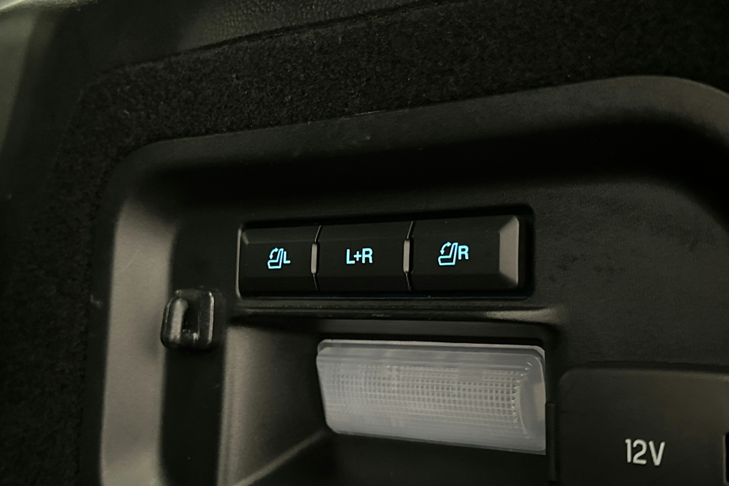 valkoinen Ford Explorer 2021 kuva 15.