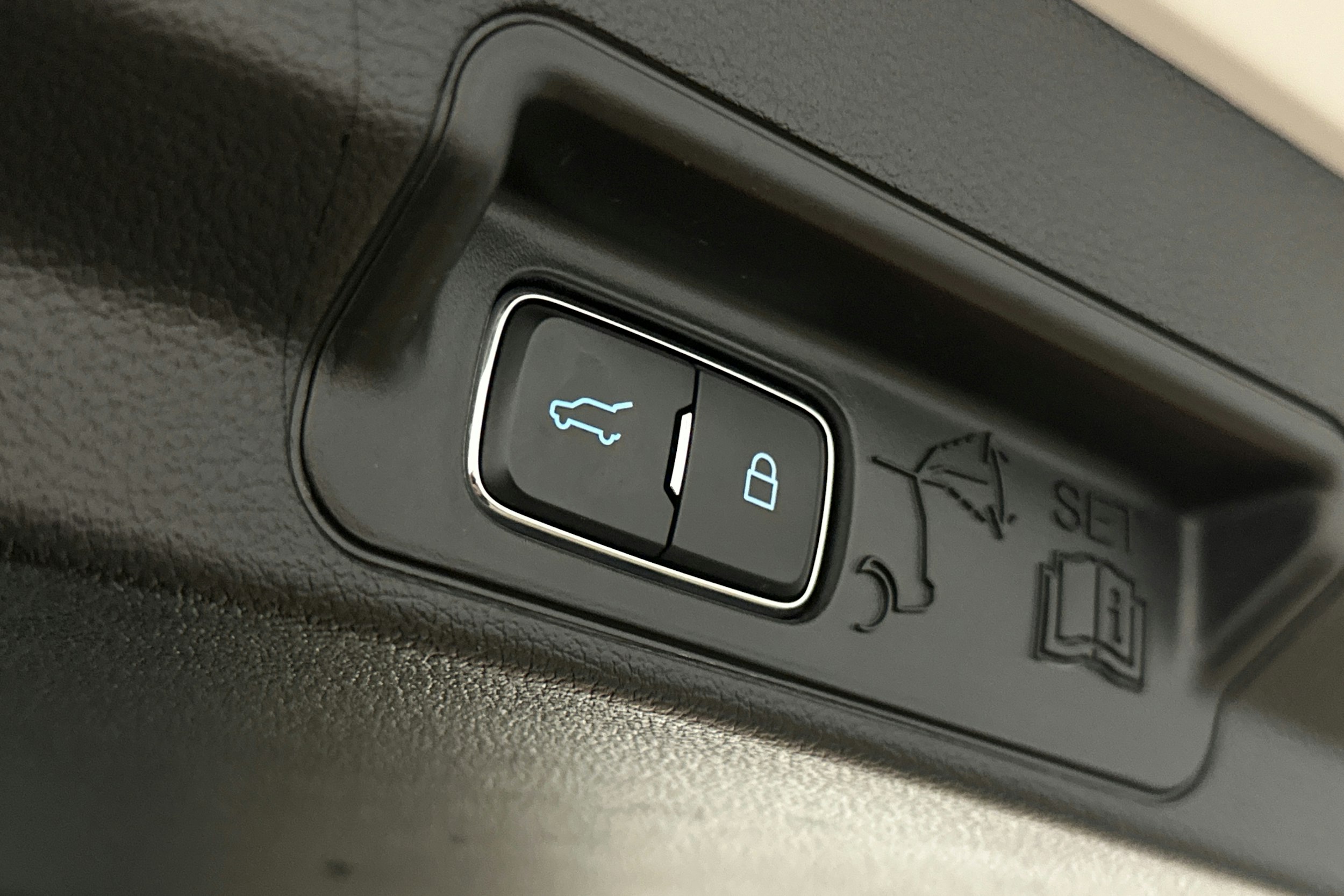 valkoinen Ford Explorer 2021 kuva 16.