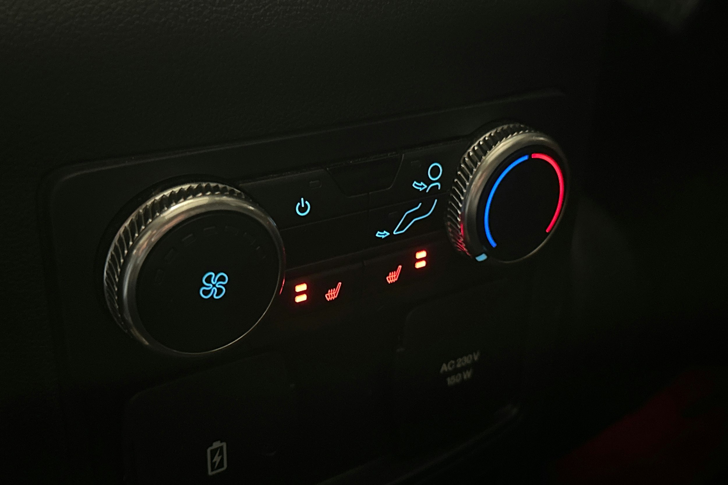 valkoinen Ford Explorer 2021 kuva 17.