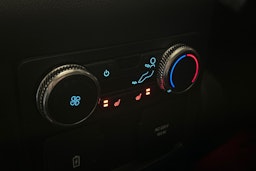 valkoinen Ford Explorer 2021 kuva 17.