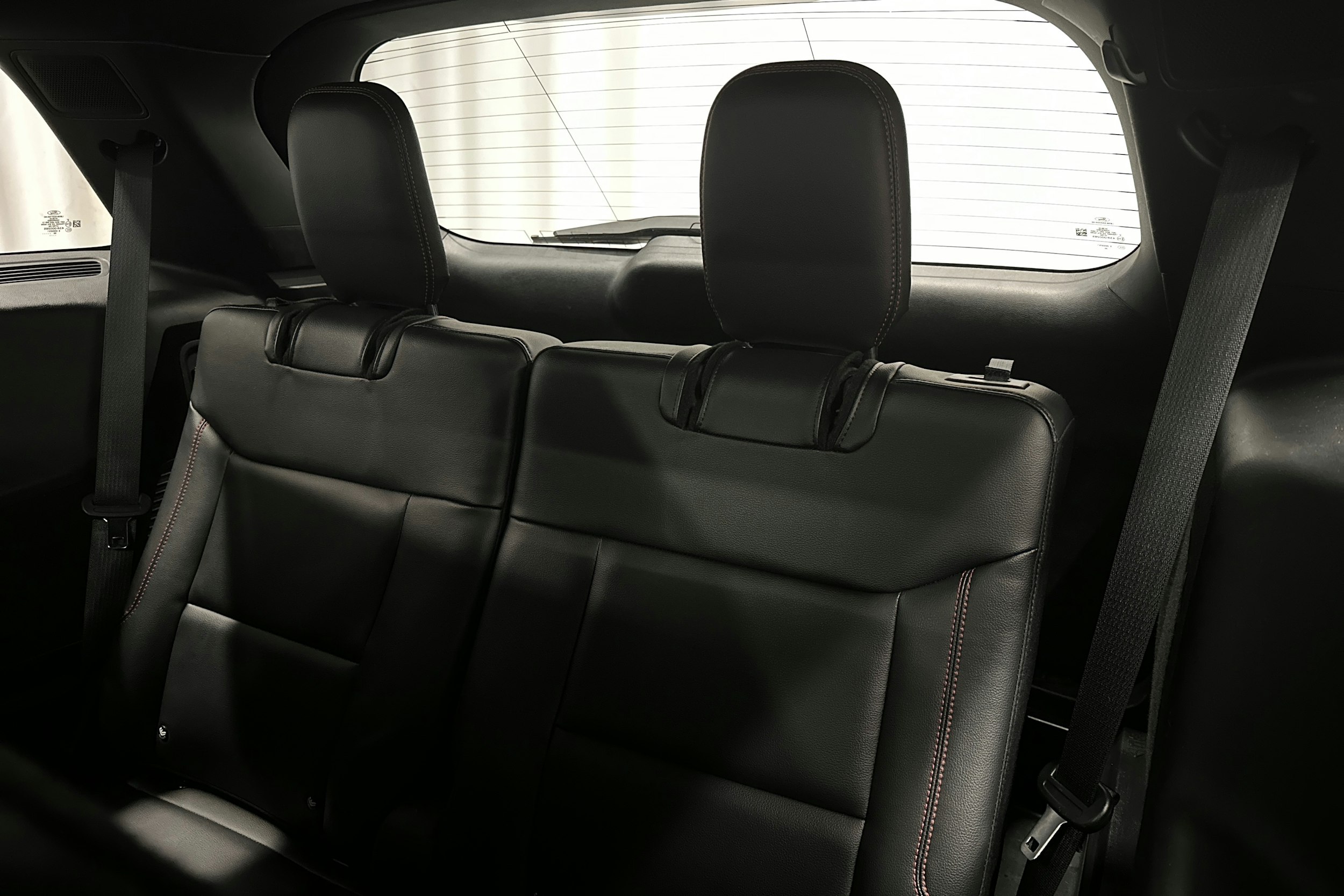 valkoinen Ford Explorer 2021 kuva 18.