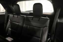 valkoinen Ford Explorer 2021 kuva 18.