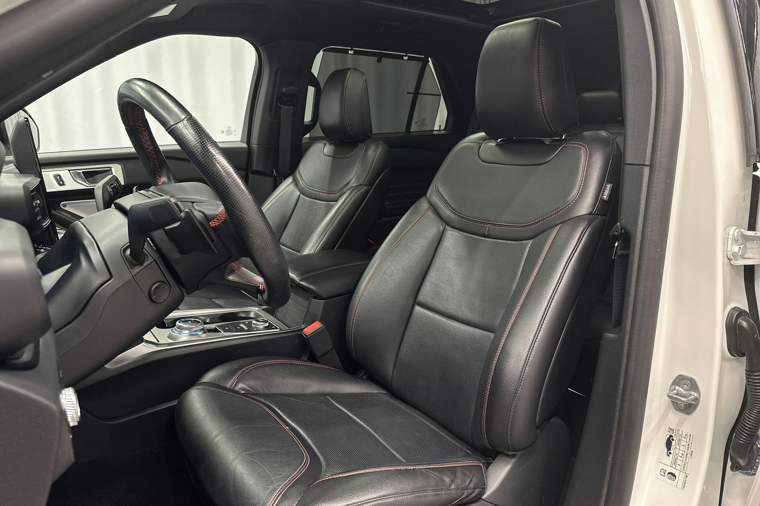 valkoinen Ford Explorer 2021 kuva 19.