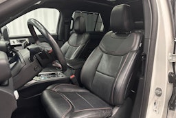 valkoinen Ford Explorer 2021 kuva 19.