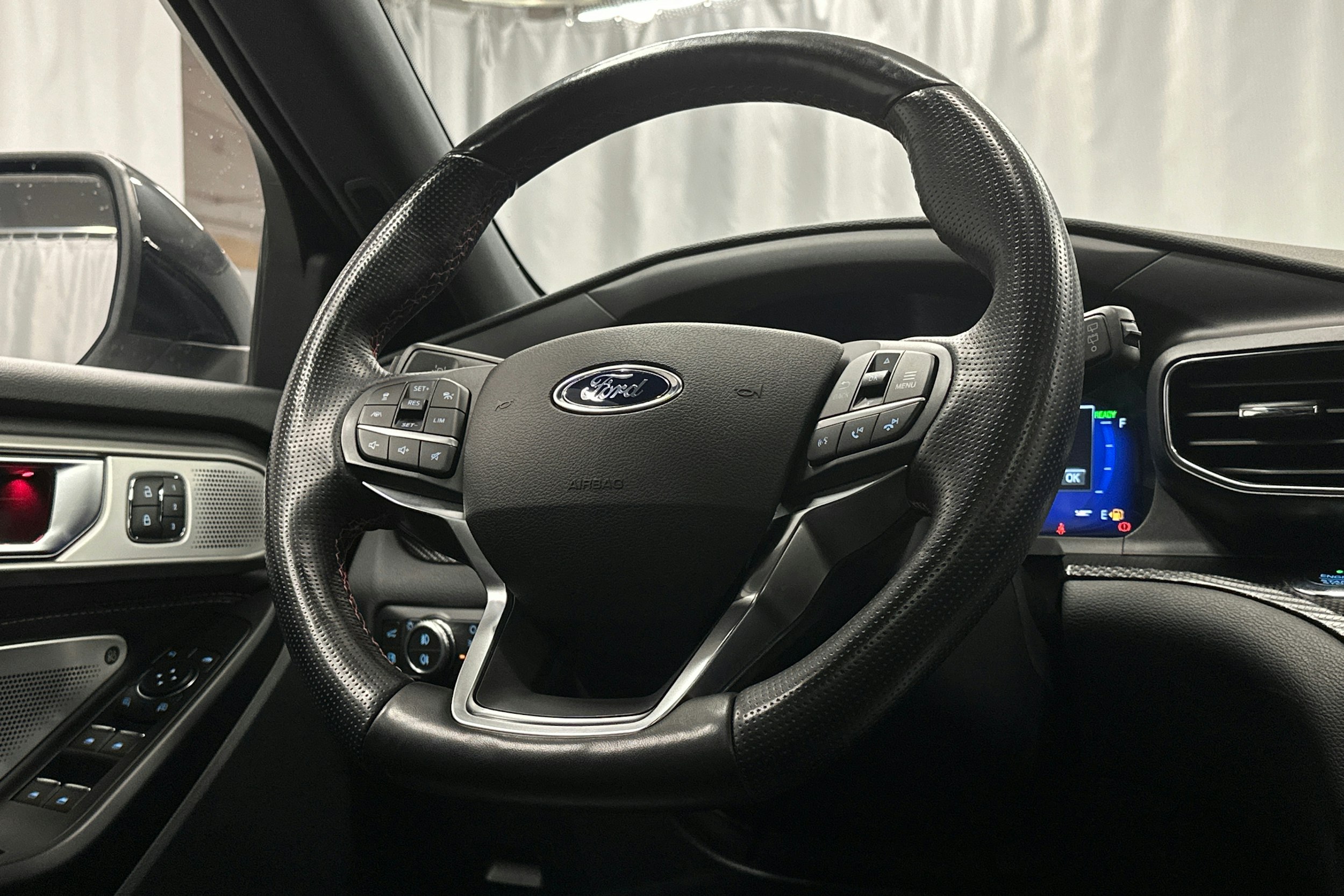 valkoinen Ford Explorer 2021 kuva 22.