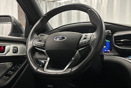 valkoinen Ford Explorer 2021 kuva 22.