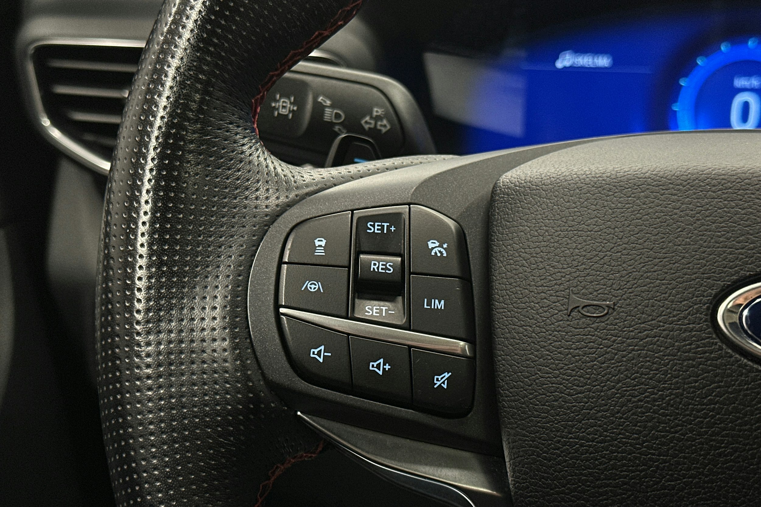 valkoinen Ford Explorer 2021 kuva 23.