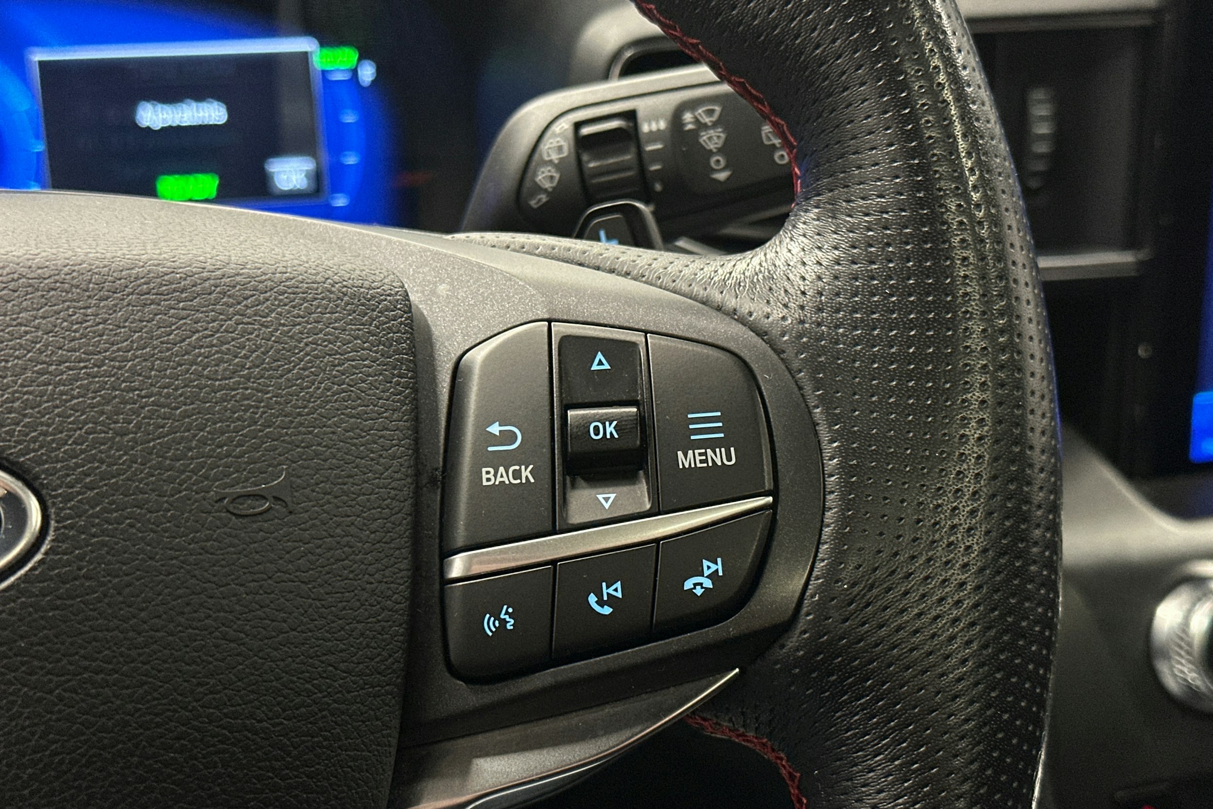 valkoinen Ford Explorer 2021 kuva 24.