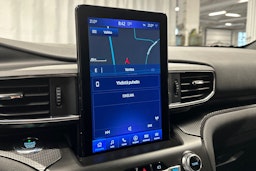 valkoinen Ford Explorer 2021 kuva 26.