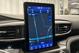 valkoinen Ford Explorer 2021 kuva 28.