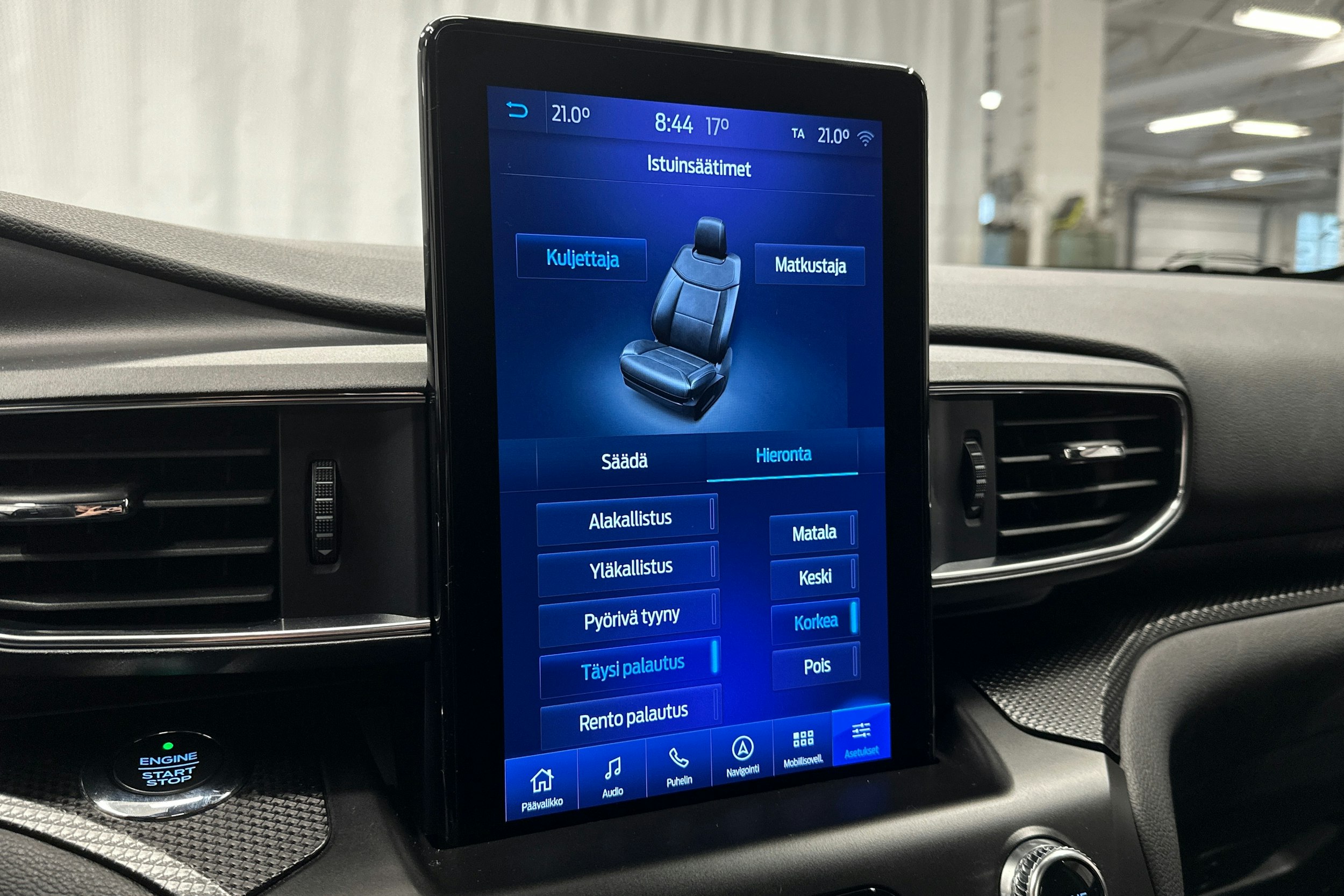 valkoinen Ford Explorer 2021 kuva 32.