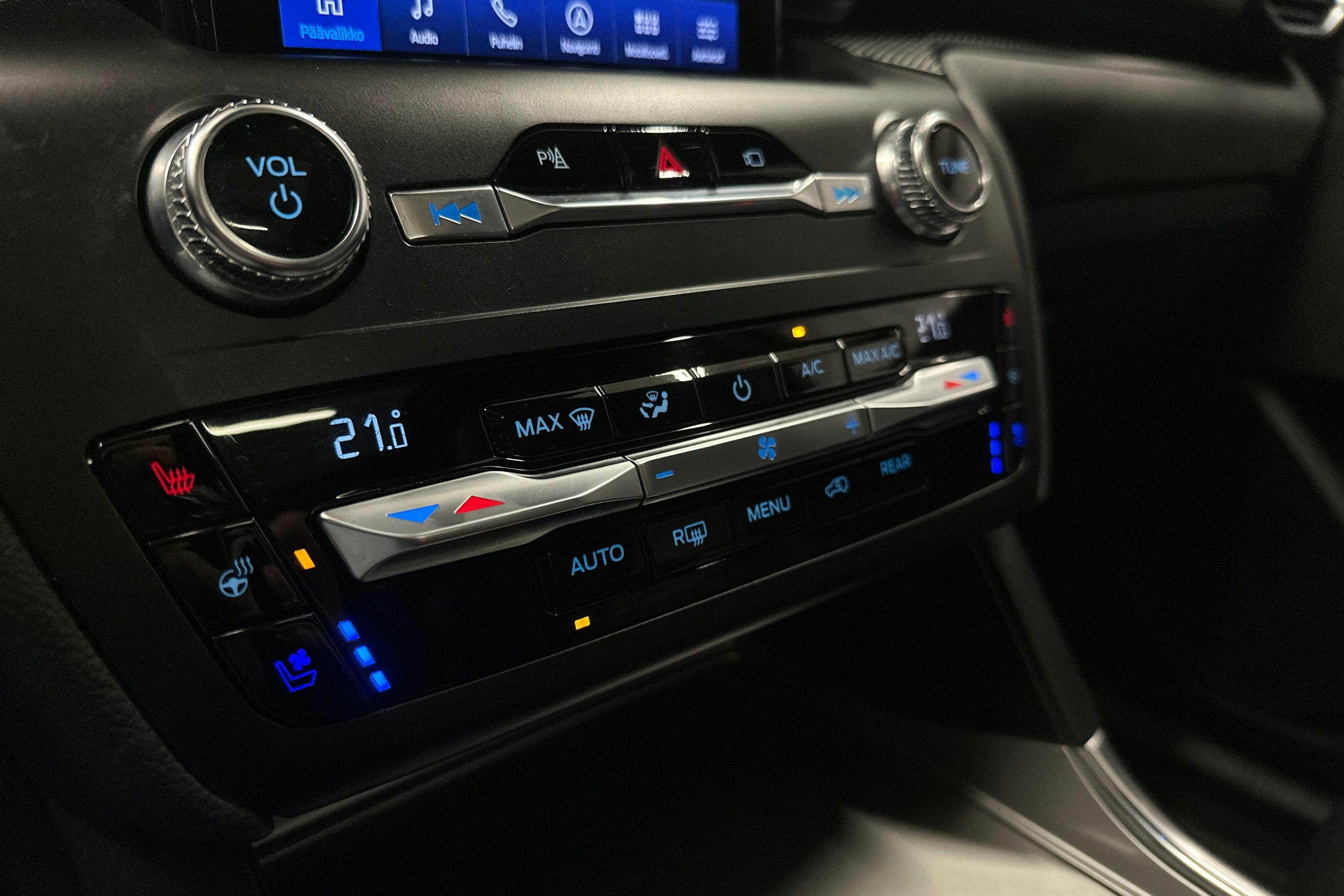 valkoinen Ford Explorer 2021 kuva 34.