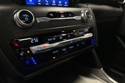 valkoinen Ford Explorer 2021 kuva 34.