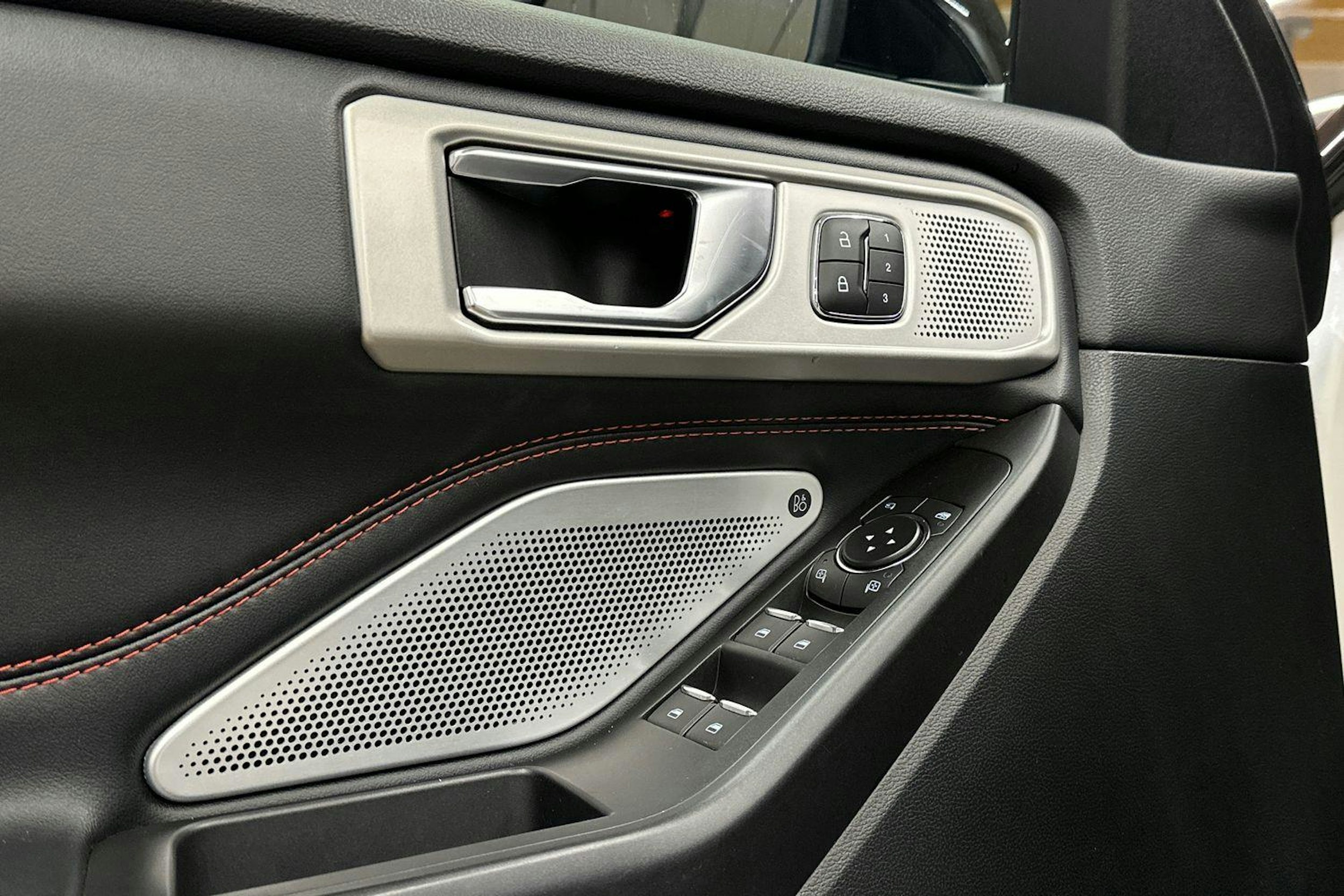 valkoinen Ford Explorer 2021 kuva 36.