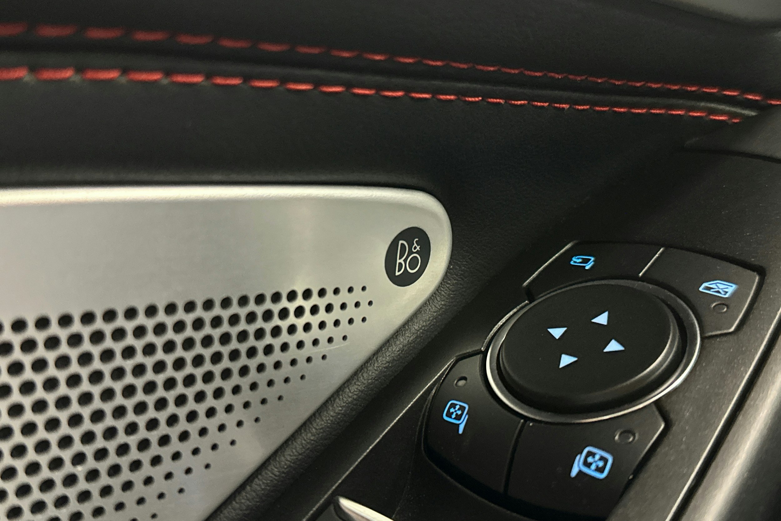 valkoinen Ford Explorer 2021 kuva 37.