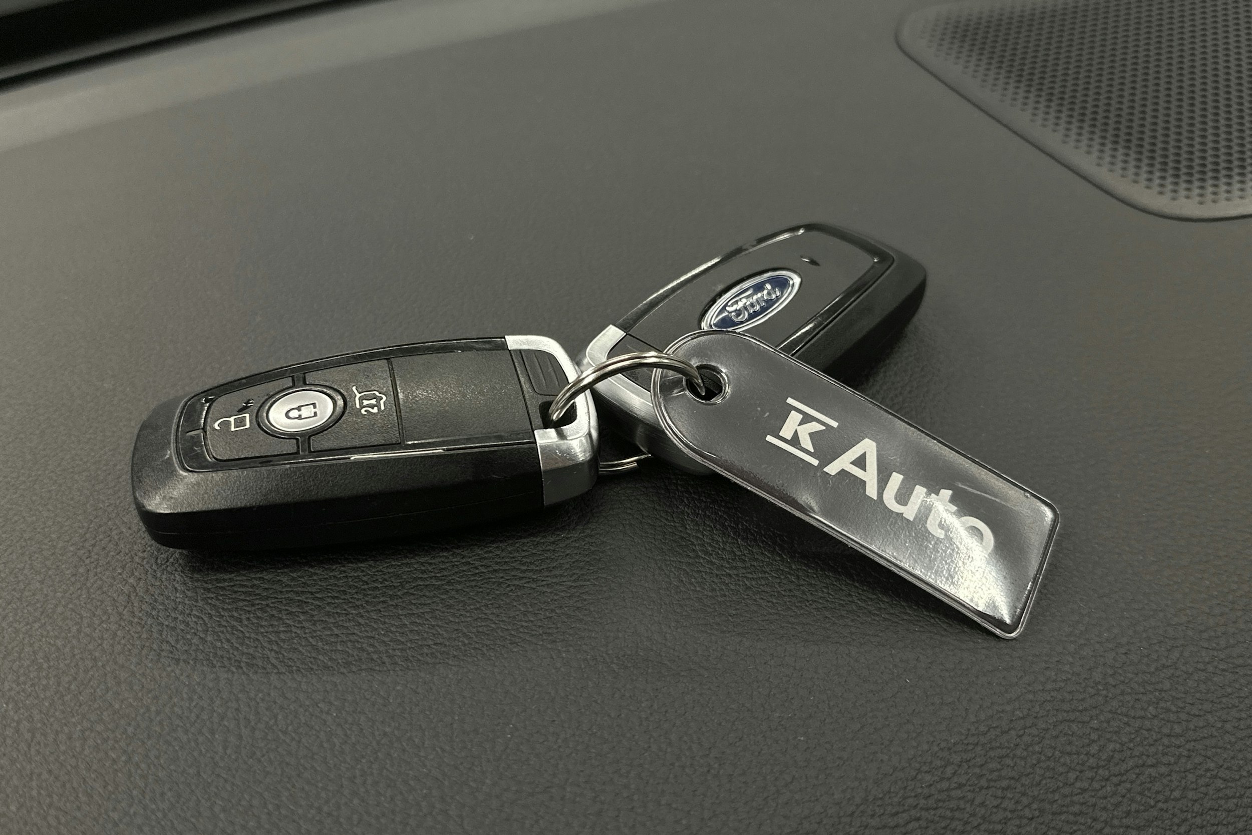 valkoinen Ford Explorer 2021 kuva 39.