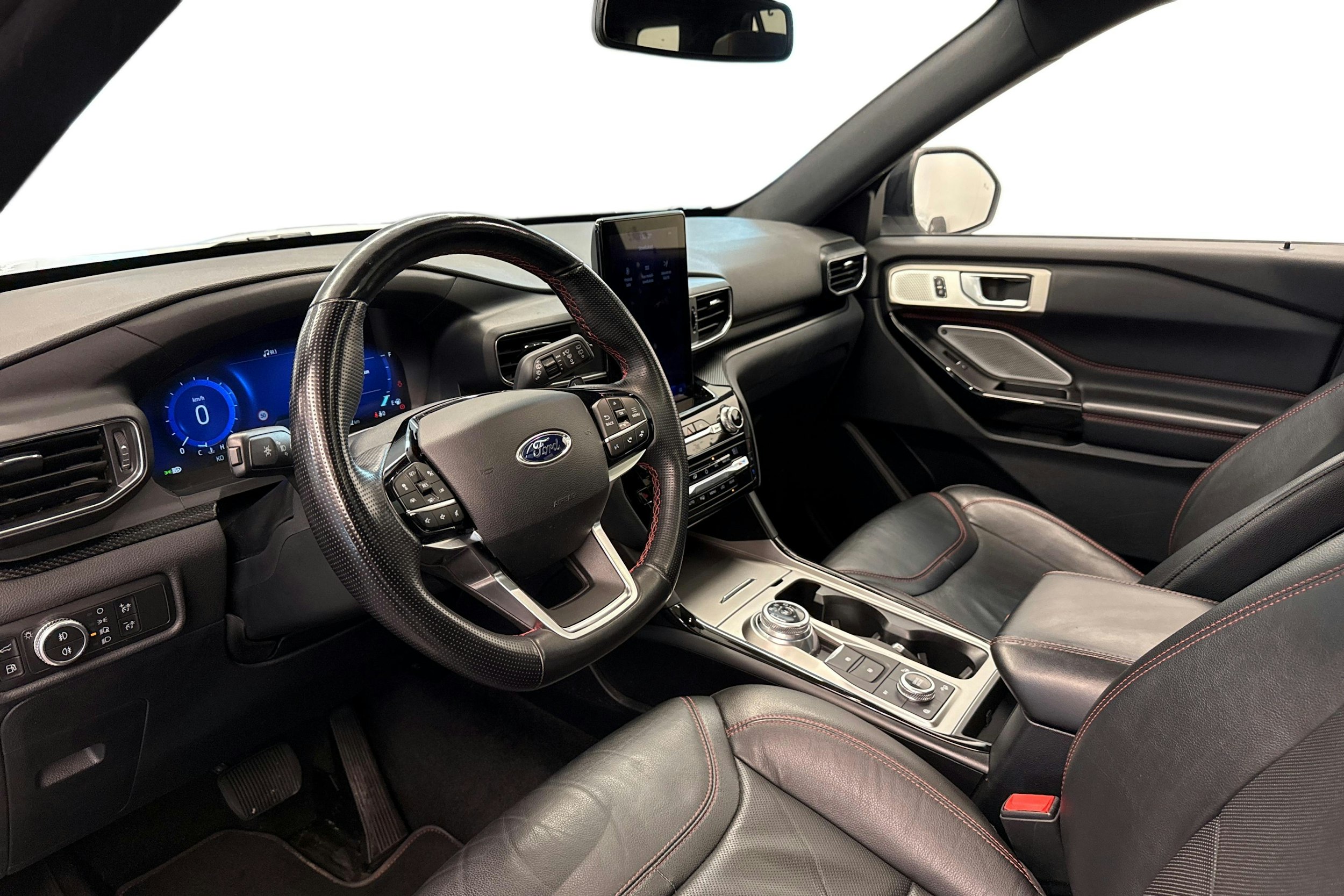 Valkoinen Ford Explorer 2021 kuva 7.