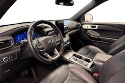 Valkoinen Ford Explorer 2021 kuva 7.