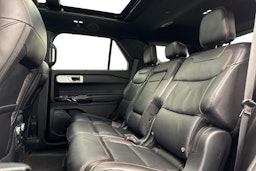 Valkoinen Ford Explorer 2021 kuva 10.