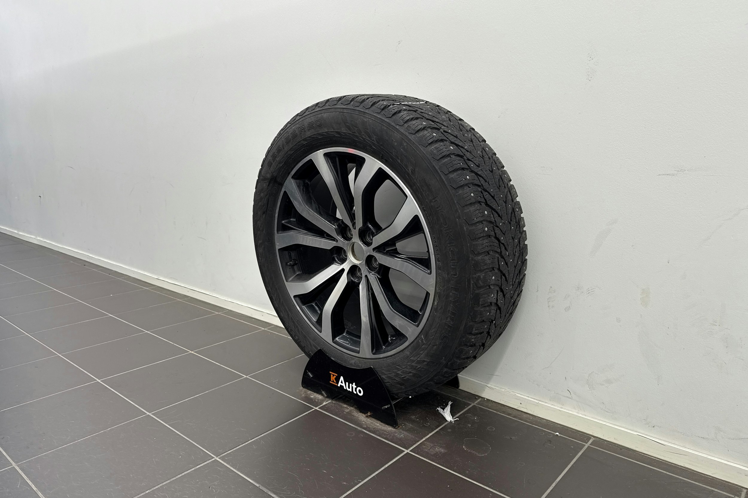 Valkoinen Ford Explorer 2021 kuva 13.