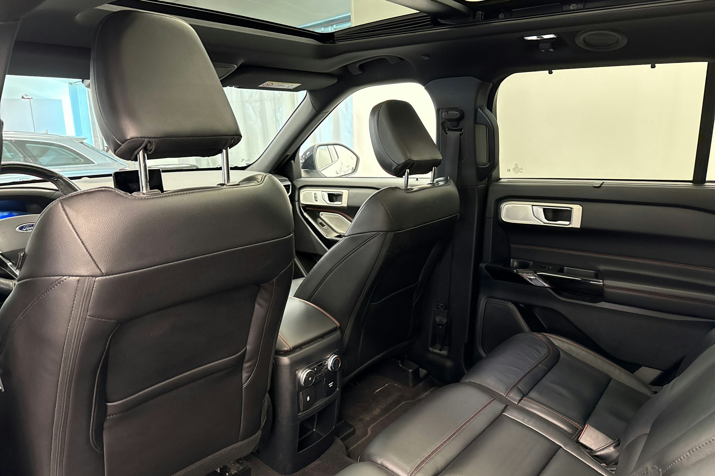 Valkoinen Ford Explorer 2021 kuva 14.