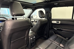 Valkoinen Ford Explorer 2021 kuva 14.