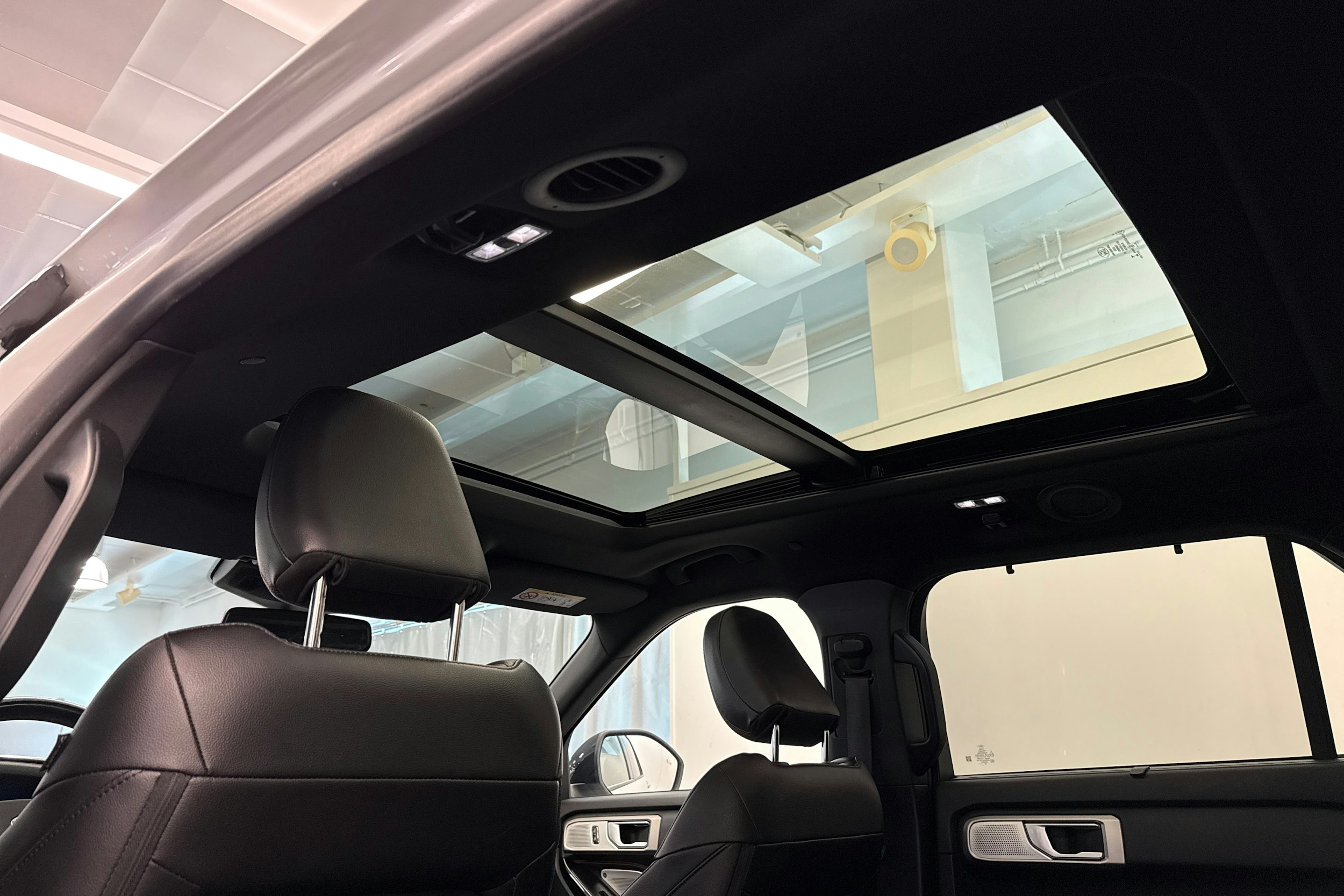 Valkoinen Ford Explorer 2021 kuva 15.
