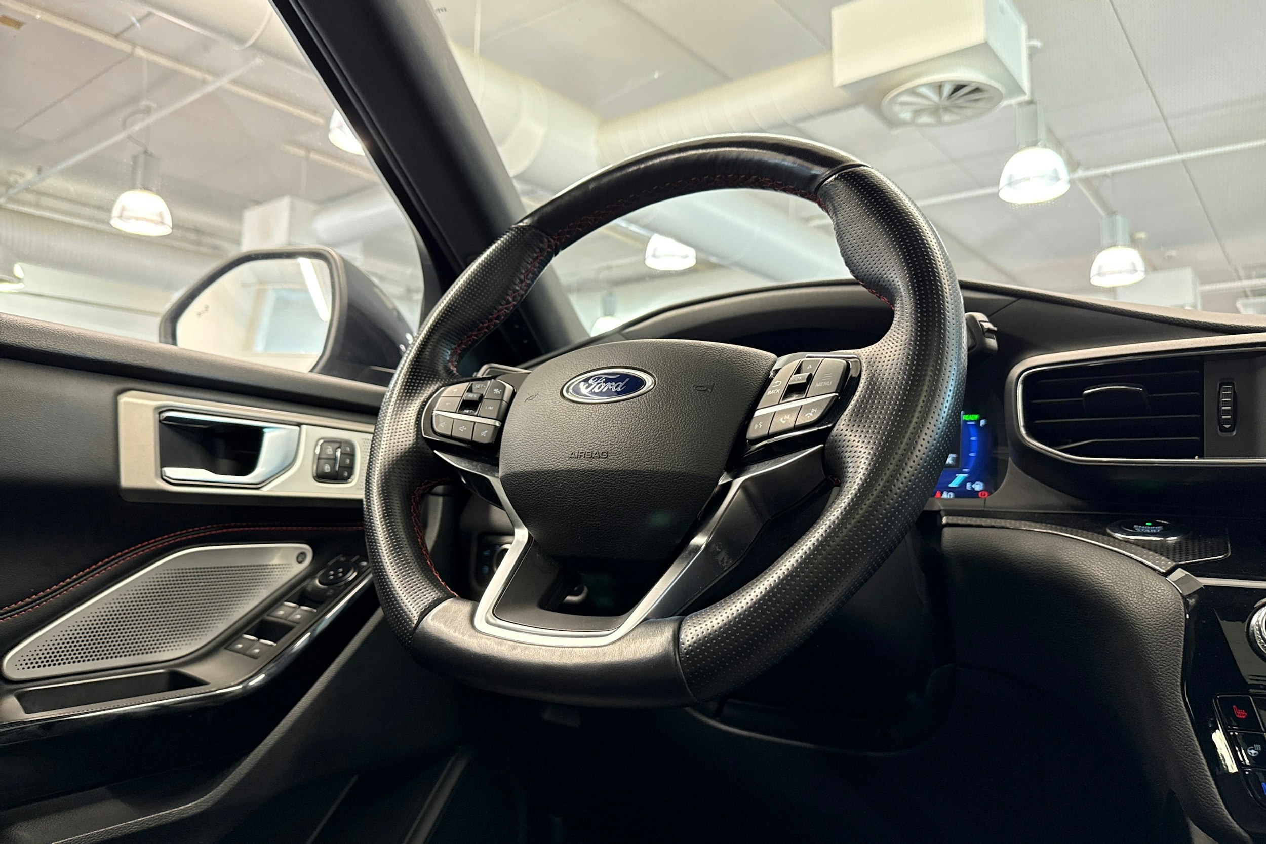 Valkoinen Ford Explorer 2021 kuva 17.