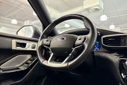 Valkoinen Ford Explorer 2021 kuva 17.