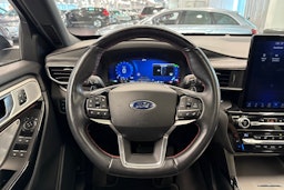 Valkoinen Ford Explorer 2021 kuva 18.