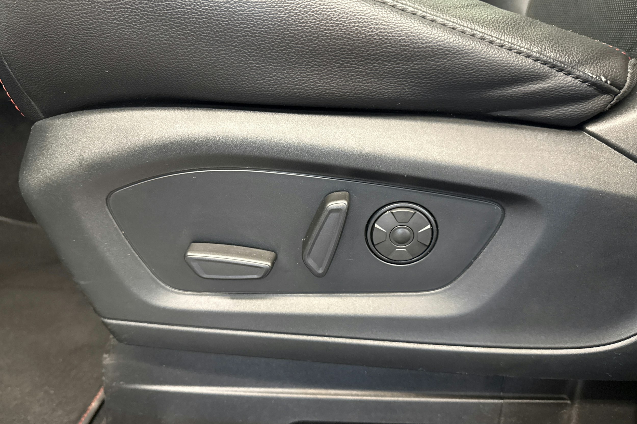 Valkoinen Ford Explorer 2021 kuva 19.