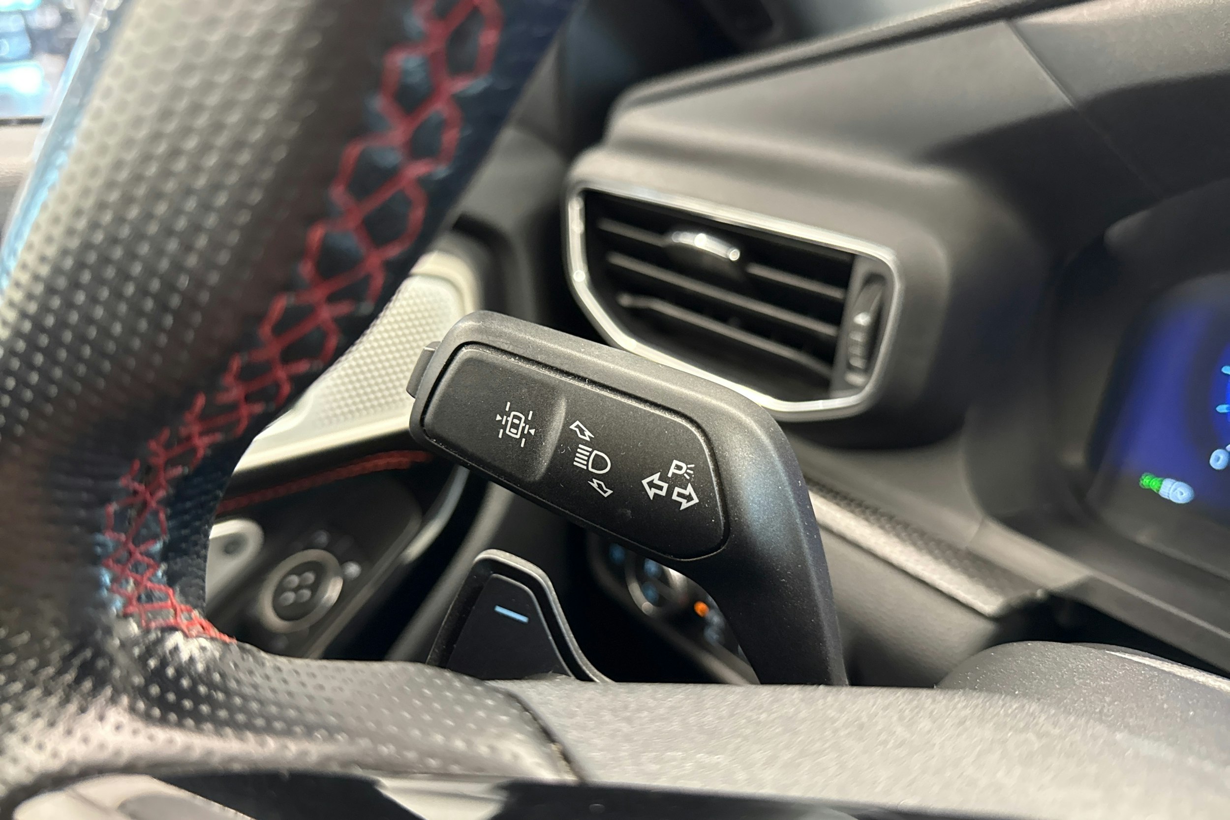Valkoinen Ford Explorer 2021 kuva 21.