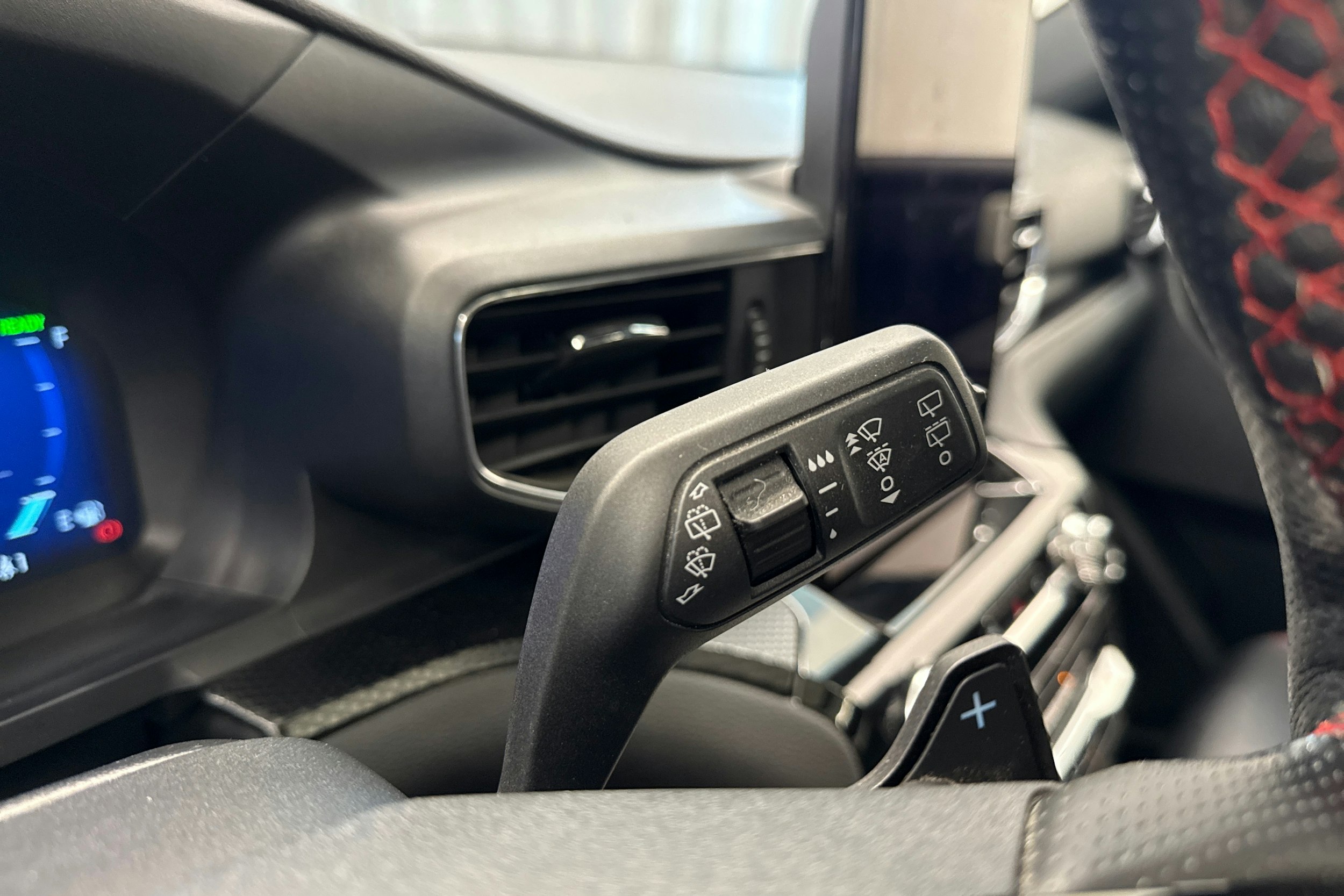 Valkoinen Ford Explorer 2021 kuva 22.