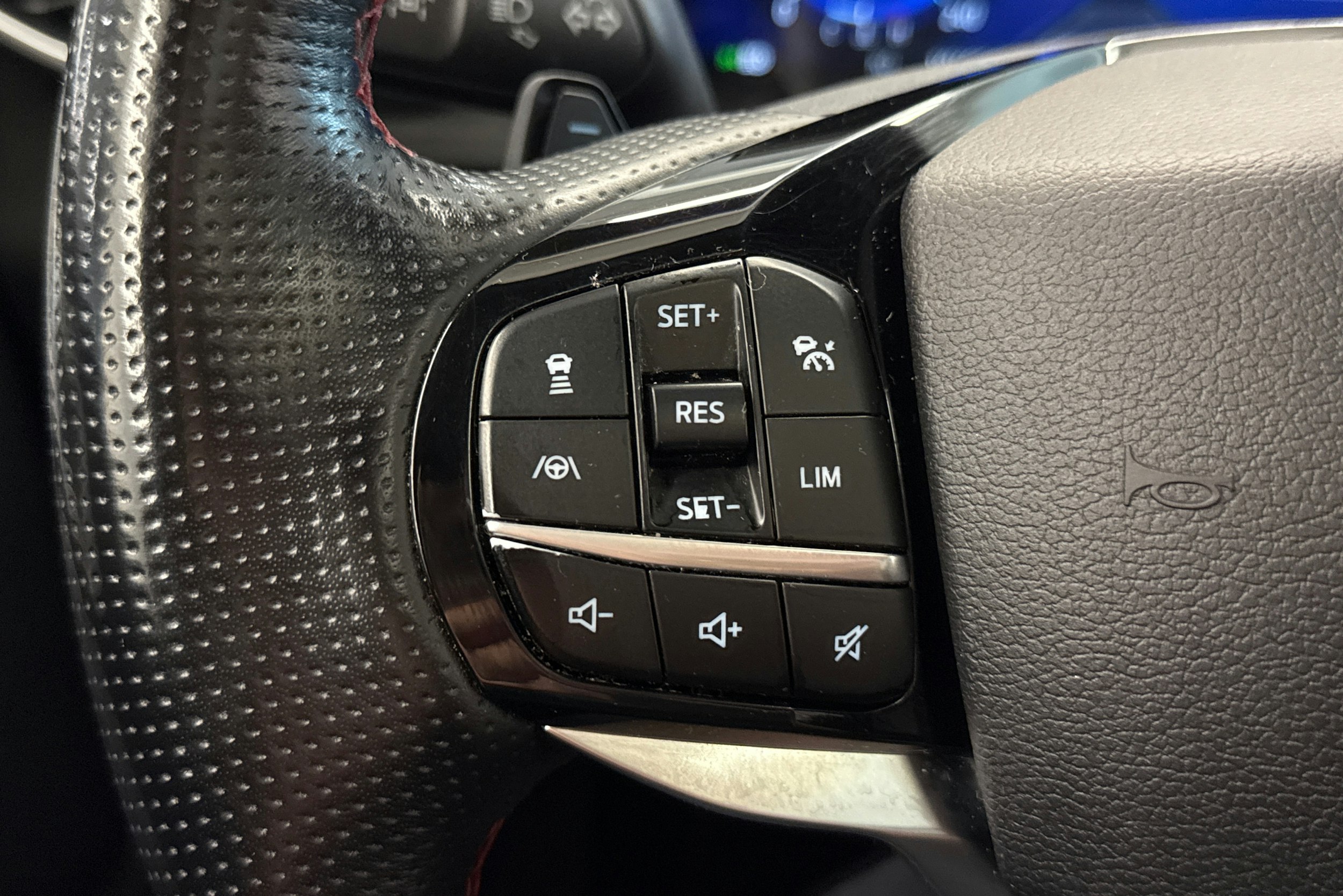 Valkoinen Ford Explorer 2021 kuva 23.