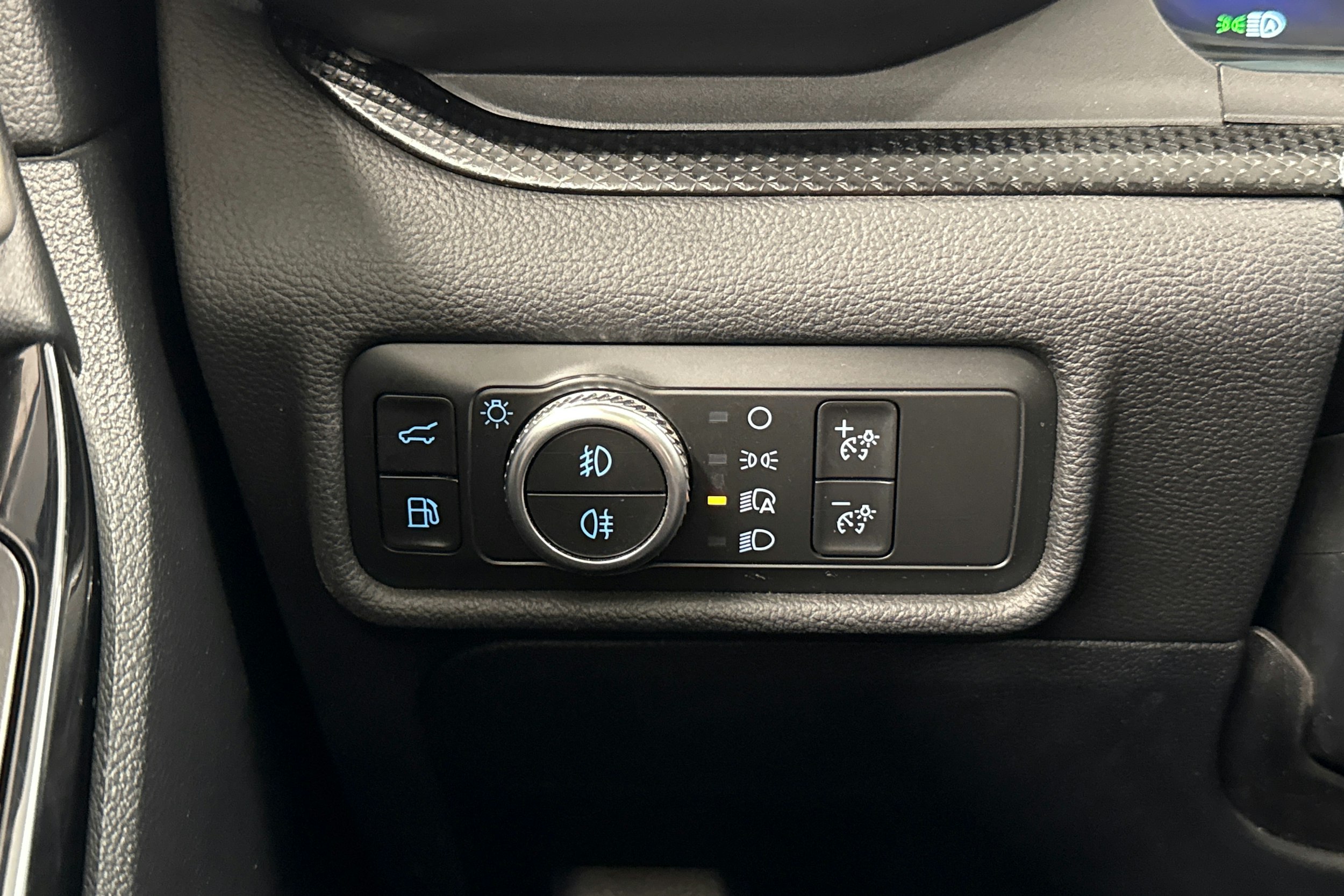 Valkoinen Ford Explorer 2021 kuva 25.