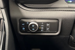 Valkoinen Ford Explorer 2021 kuva 25.