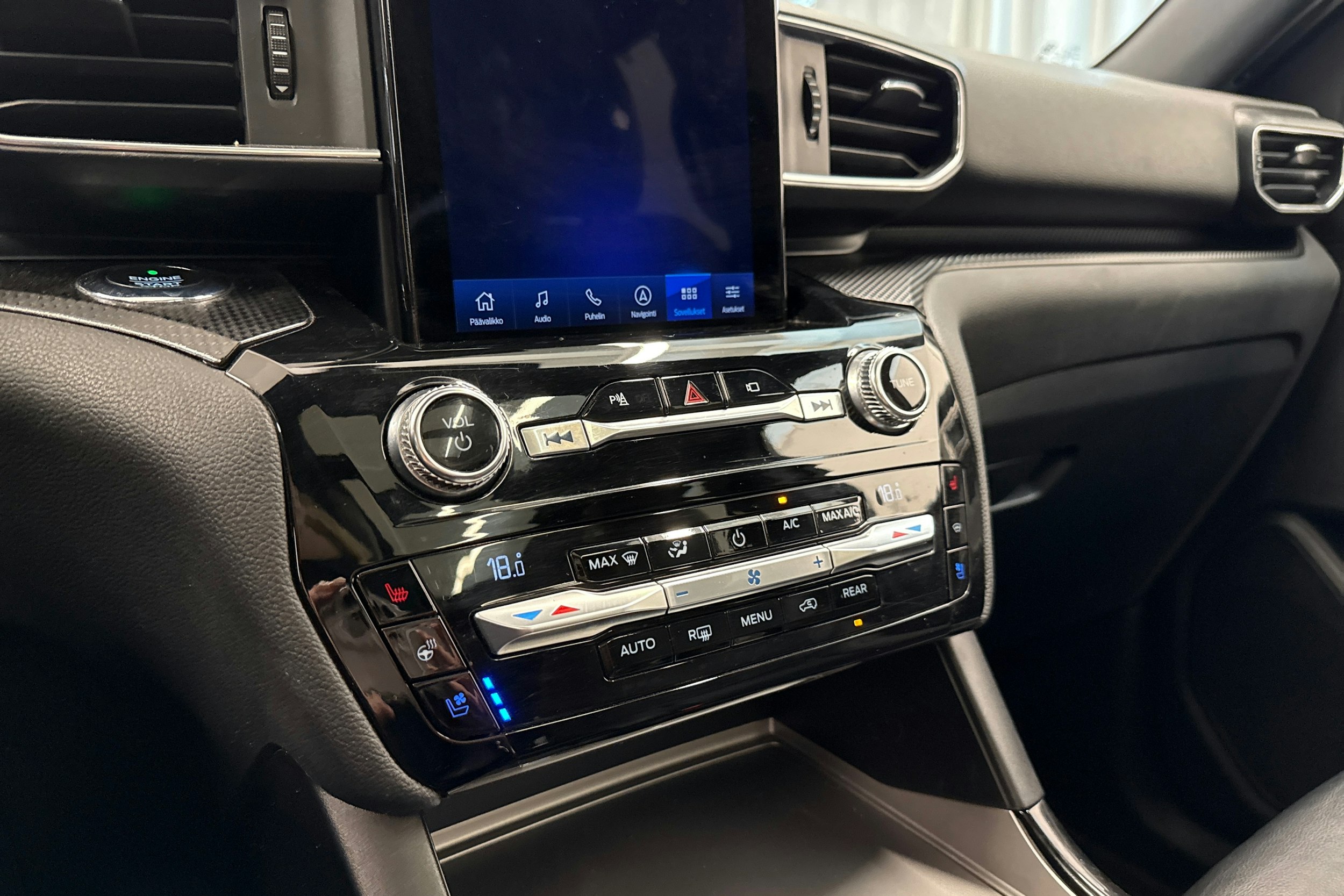 Valkoinen Ford Explorer 2021 kuva 28.
