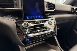 Valkoinen Ford Explorer 2021 kuva 28.